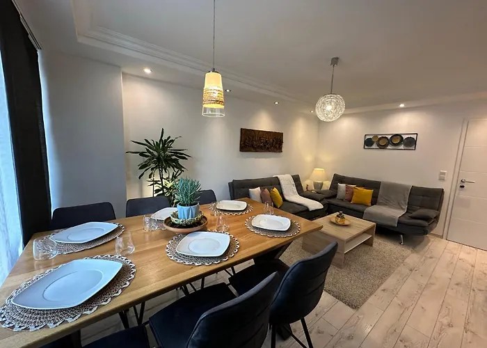 Stylish Home Near Train-Station Parking Extra